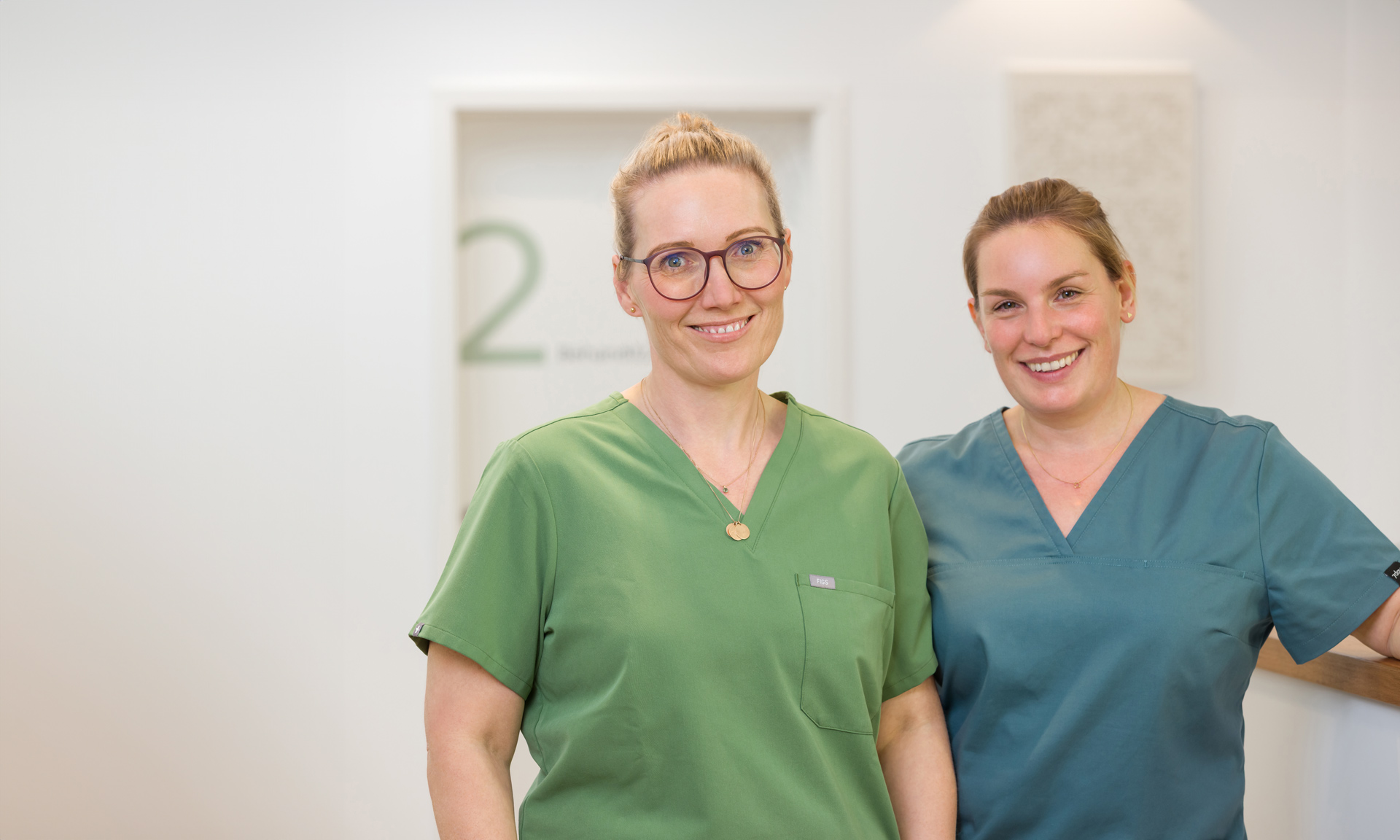 Beide Ärztinnen lächeln in die Kamera